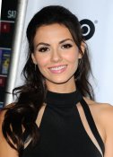 Victoria-justice-attends-the-naomi-and-ely-s-no-kiss-list-premiere-in-los-angeles-1